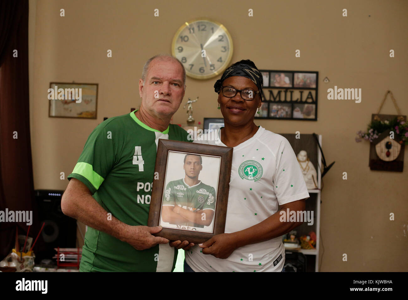 Rio de Janeiro, Brasile. 22 novembre 2017. Helam Marinho Zampier e Valeria Zampier, genitori del calciatore Hélio Zampier Neto del club brasiliano Chapecoense, hanno una foto del loro figlio a Rio de Janeiro, Brasile, il 22 novembre 2017. Un anno fa, l'aereo con il team brasiliano Chapecoense si è schiantato sulla strada per la finale della Coppa del Sud America. 71 persone sono morte, tra cui 19 giocatori di calcio professionisti. Crediti: Luciano Belford/dpa/Alamy Live News Foto Stock