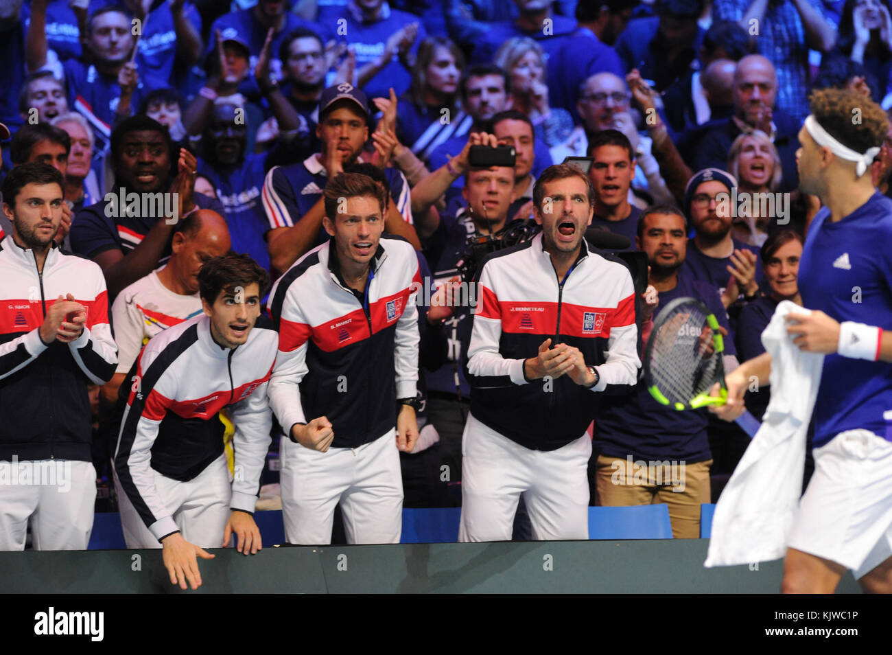 Lille, Francia. 26 novembre 2017. Gilles Simon, Pierre Hugues Herbert, Nicolas Mahut, Julien Benneteau, fanno il tifo per il tennista francese Jo Wilfried Tsonga durante la sua partita nella finale di Coppa Davis contro il tennista belga David Goffin il 26 novembre 2017 a Lille, Francia. Crediti: YAN LERVAL/AFLO/Alamy Live News crediti: Aflo Co. Ltd./Alamy Live News Foto Stock