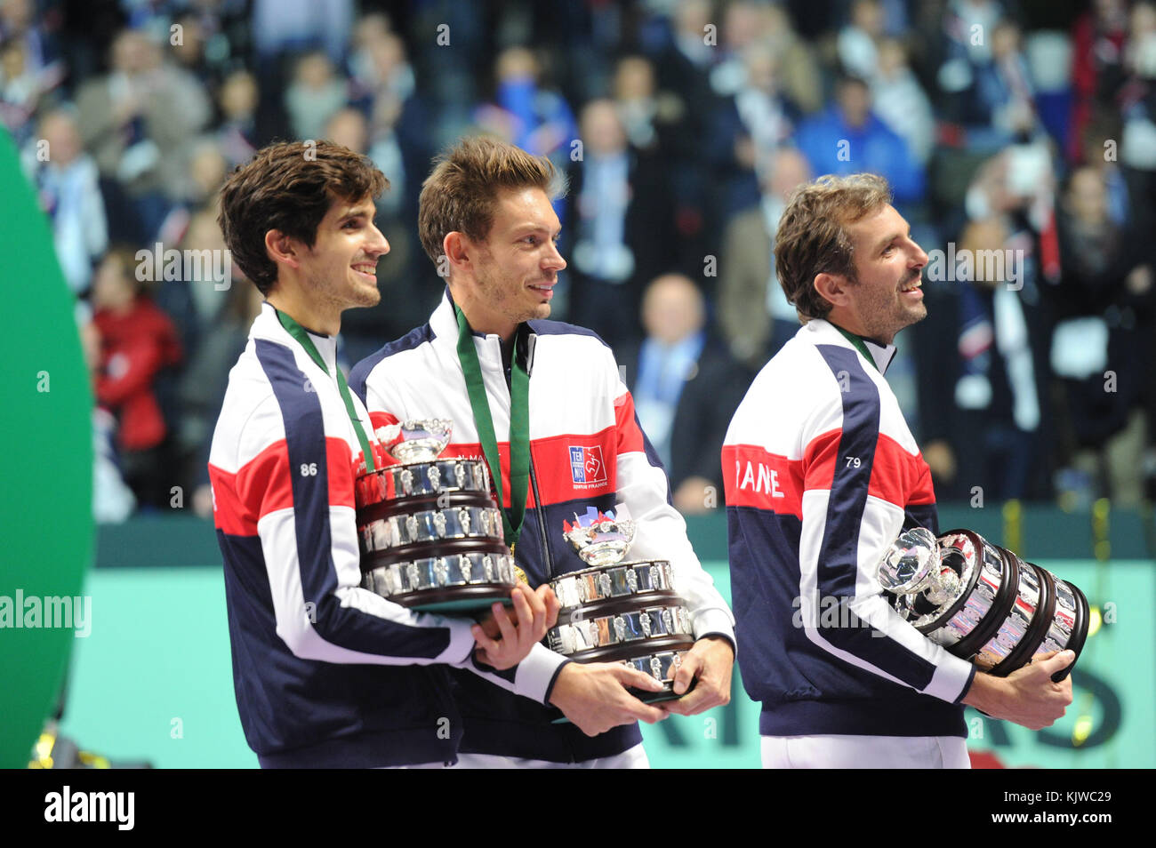 Lille, Francia. 26 novembre 2017. Il tennista francese Pierre Hugues Herbert, insieme a Nicolas Mahut e Julien Benneteau, festeggiano la loro vittoria contro la squadra belga di Coppa Davis nella finale di Coppa Davis del 26 novembre 2017 a Lille, in Francia. Il 26 novembre 2017 a Lille, Francia. Crediti: YAN LERVAL/AFLO/Alamy Live News crediti: Aflo Co. Ltd./Alamy Live News Foto Stock