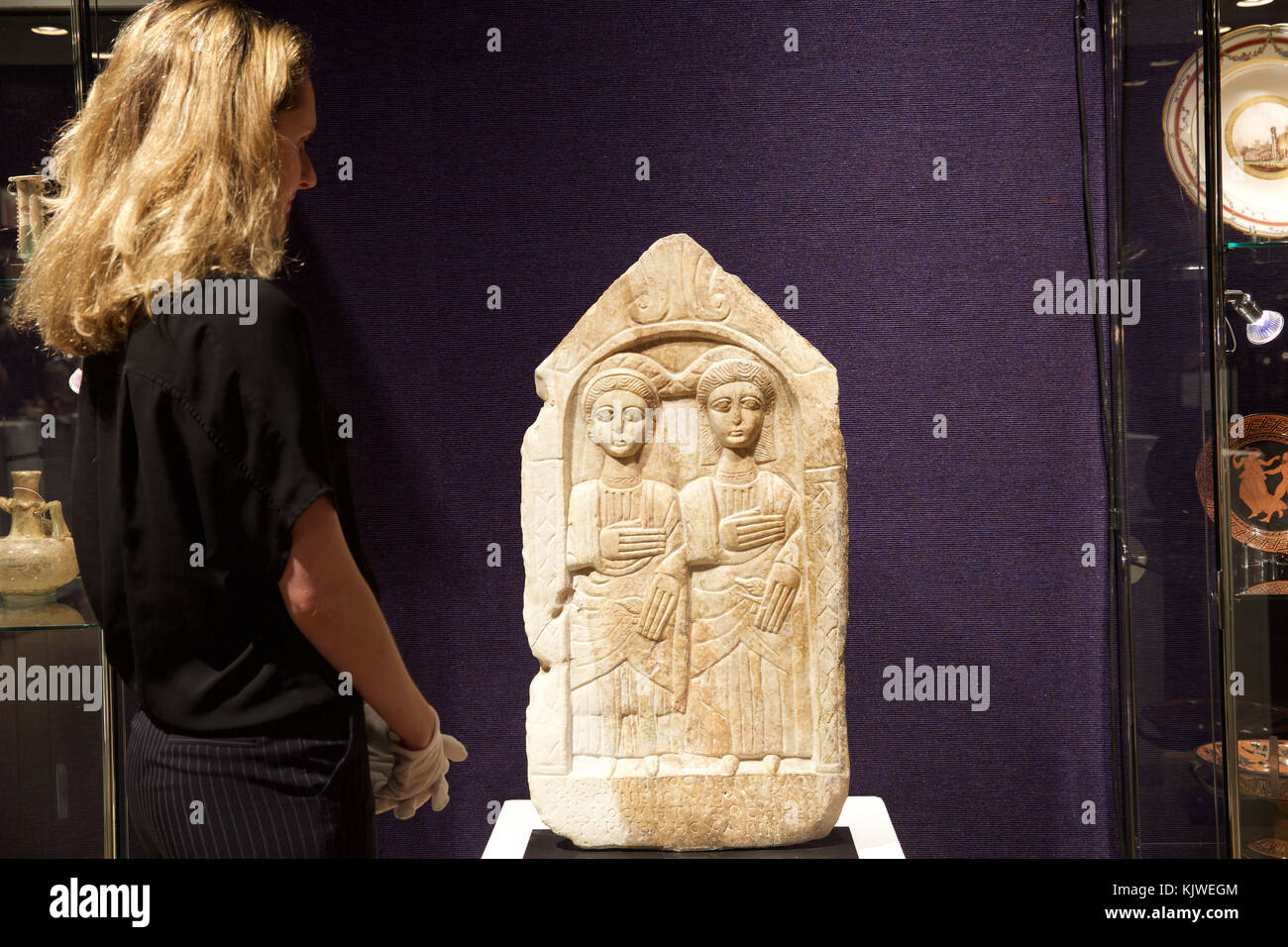 Londra, UK, 27 novembre 2017, una foto chiamata per antichità Bonhams vendita ha avuto luogo nel nuovo Bond Street. I vantaggi includono: Anfora attica a figure nere c 540 BC. Preventivo: £40,000-70,000, un marmo romana di grandezza testa ritratto di un giovane uomo dalla Tarda età Augustea Republican-Early, intorno al 50 A.C.- D.C.37. Stima £ 30,000-50,000.Un Egiziano rilievo calcareo con geroglifici dal periodo tolemaico, circa 332-30 B.C. Stima £ 25,000-35,000.un raro esempio di 1st-secolo d.c. bronzo romano la figura di Hermaphroditos stimato a £ 25,000-35,000. Credito: Keith Larby/Alamy Live News Foto Stock