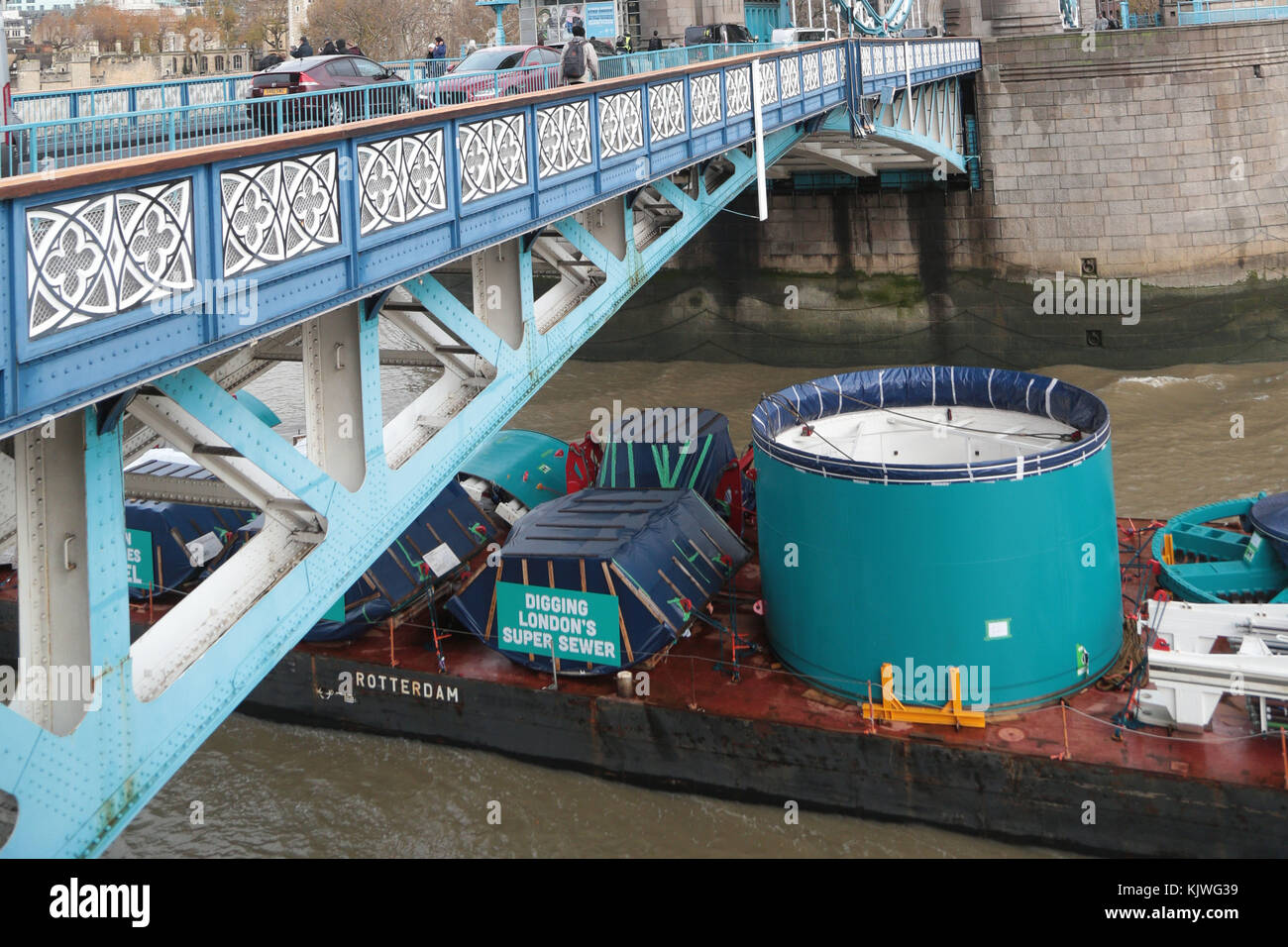 Londra, Regno Unito. 27th novembre 2017. London Super Sewer la prima delle macchine di perforazione del tunnel che scavano la superfogna londinese 'Rachell' è stata trasportata sul Tamigi questa mattina sotto il Tower Bridge per iniziare a lavorare a Fulham sul tunnel di £4,2 miliardi di 16 miglia attraverso Londra. La noiosa macchina Rachel è stato chiamato dopo Dame Millicent Fawcett, un femminista inglese, intellettuale, politico e leader sindacale, e scrittore che è principalmente noto per il suo lavoro come un sostenitore per le donne di avere il voto, darà il suo nome a una delle macchine che costruiscono la sezione centrale credito: Nigel Bowles/Alamy Live News Foto Stock