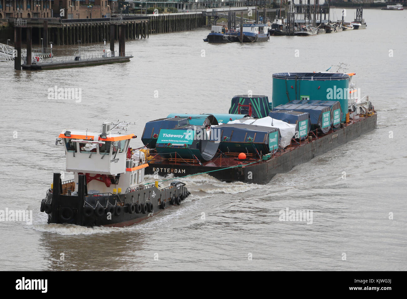 Londra, Regno Unito. 27th novembre 2017. London Super Sewer la prima delle macchine di perforazione del tunnel che scavano la superfogna londinese 'Rachell' è stata trasportata sul Tamigi questa mattina sotto il Tower Bridge per iniziare a lavorare a Fulham sul tunnel di £4,2 miliardi di 16 miglia attraverso Londra. La noiosa macchina Rachel è stato chiamato dopo Dame Millicent Fawcett, un femminista inglese, intellettuale, politico e leader sindacale, e scrittore che è principalmente noto per il suo lavoro come un sostenitore per le donne di avere il voto, darà il suo nome a una delle macchine che costruiscono la sezione centrale credito: Nigel Bowles/Alamy Live News Foto Stock