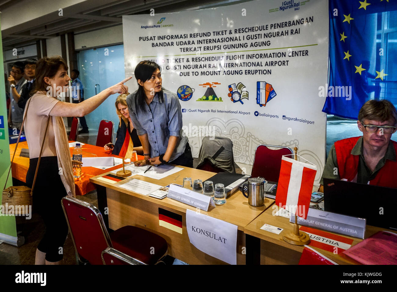 Denpasar, Bali, Indonesia. 27 novembre 2017. I passeggeri chiedono informazioni consolari al personale del consolato generale presso l'aeroporto internazionale Ngurah Rai, Bali, Indonesia, lunedì 27 novembre, 2017. tutti i voli da e per Bali sono stati annullati a causa della nube di cenere espulsa dal Monte Agung volcano.canceled a causa della nube di cenere espulsa dal vulcano del Monte Agung. Crediti: Sijori Images/ZUMA Wire/Alamy Live News Foto Stock