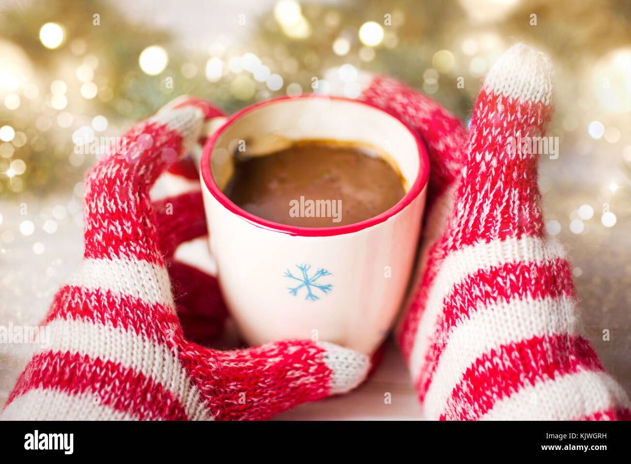 Mani in guanti invernali tenendo una tazza di caffè prospettiva in prima persona Foto Stock