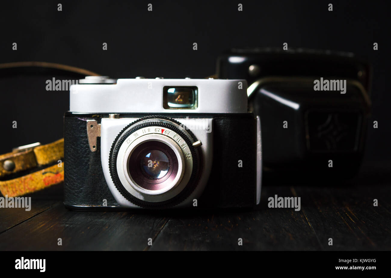 Vintage fotocamera a pellicola contro uno sfondo scuro. tecnologia retrò Foto Stock