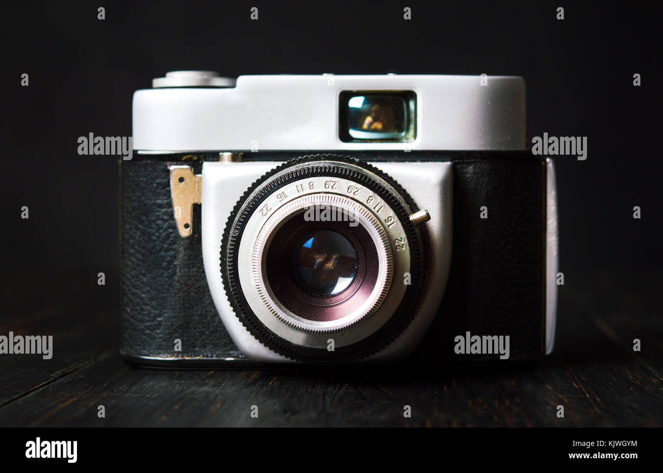 Vintage fotocamera a pellicola contro uno sfondo scuro. tecnologia retrò Foto Stock