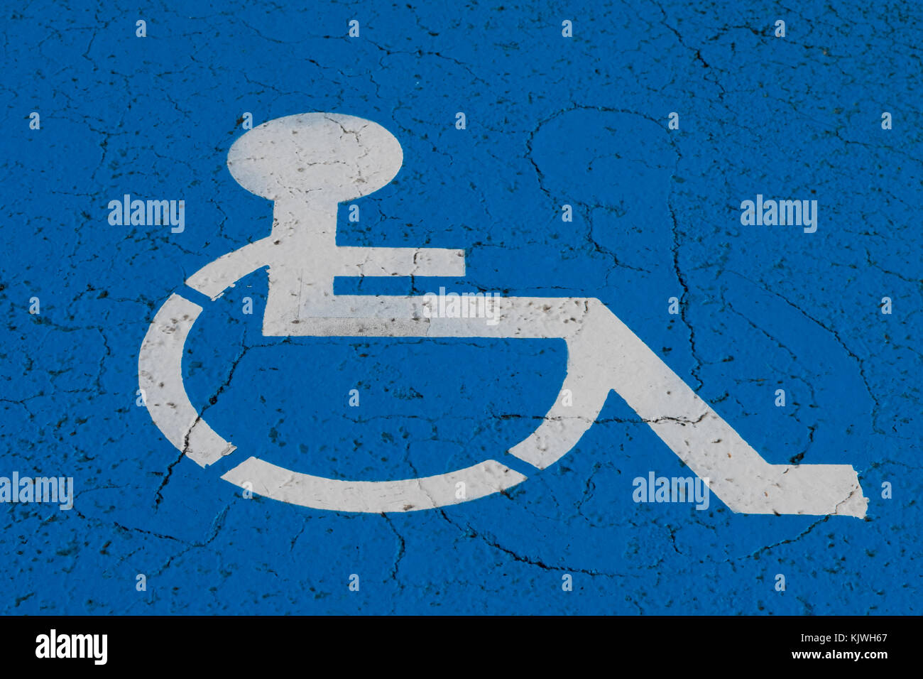 Simbolo della carrozzella su handicap parcheggio - Foto Stock