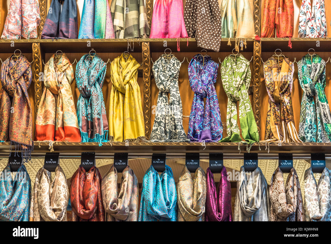 Tradizionale seta colorata ,testa cashmere sciarpe o scialli e tessuti  costituito da una pila di un background il bazaar stallo in istanbul,  Turchia Foto stock - Alamy