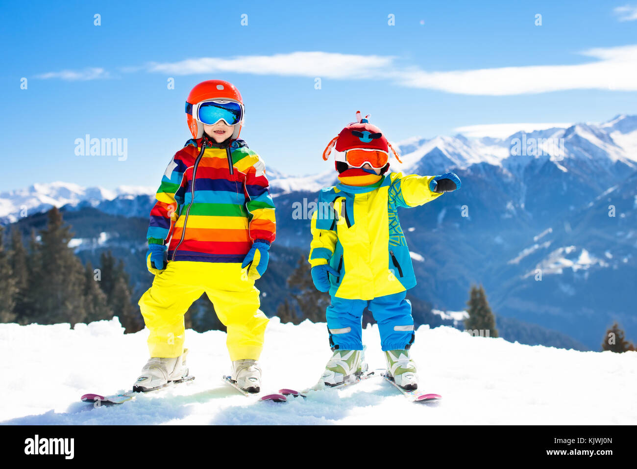Sci bambini in montagna. kid in scuola sport invernali per bambini. famiglia vacanze di Natale nelle alpi. I bambini imparano in discesa sci alpino. Foto Stock