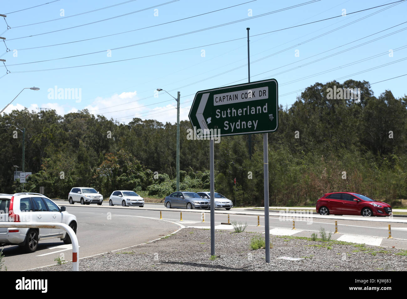 Segno di strada verso Sutherland e Sydney all angolo della strada Elouera e Captain Cook Drive, Sutherland Shire. Foto Stock