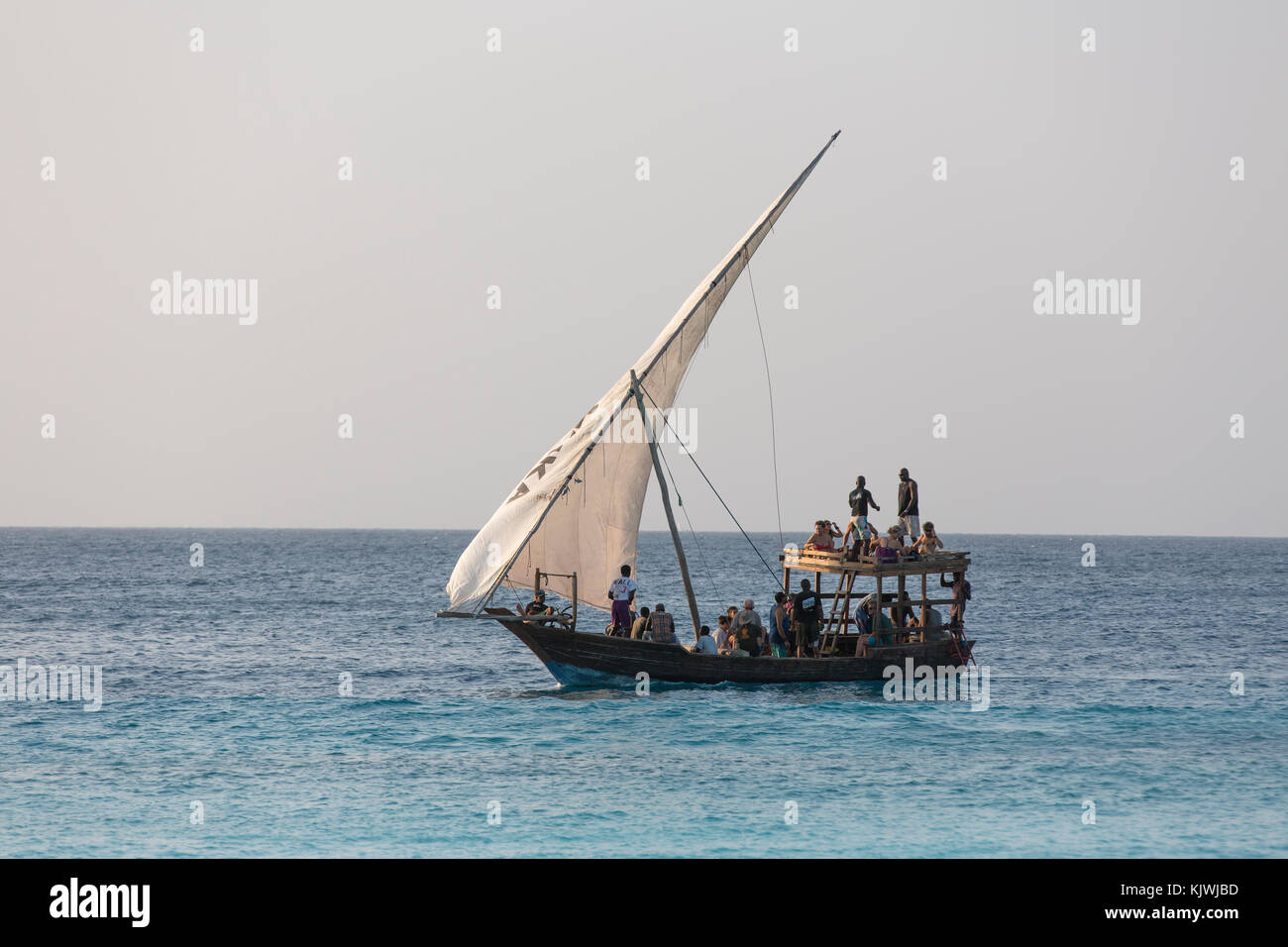 Zanzibar, Tanzania; imbarcazioni locali portano i turisti fuori su brevi viaggi per mare da alberghi a nord dell'isola. Foto Stock
