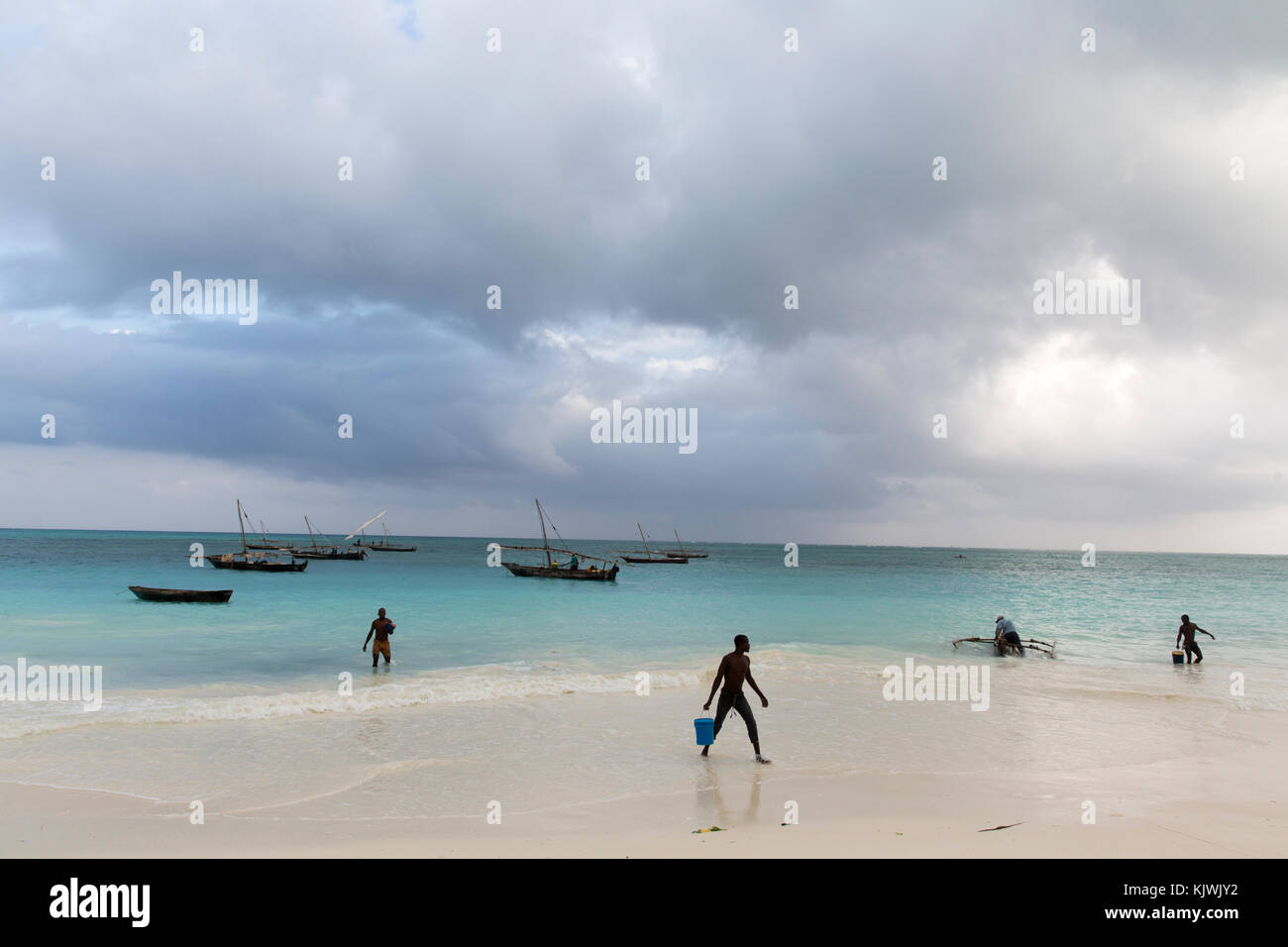 Nungwe, Zanzibar, Tanzania; i pescatori portano le loro catture. Foto Stock