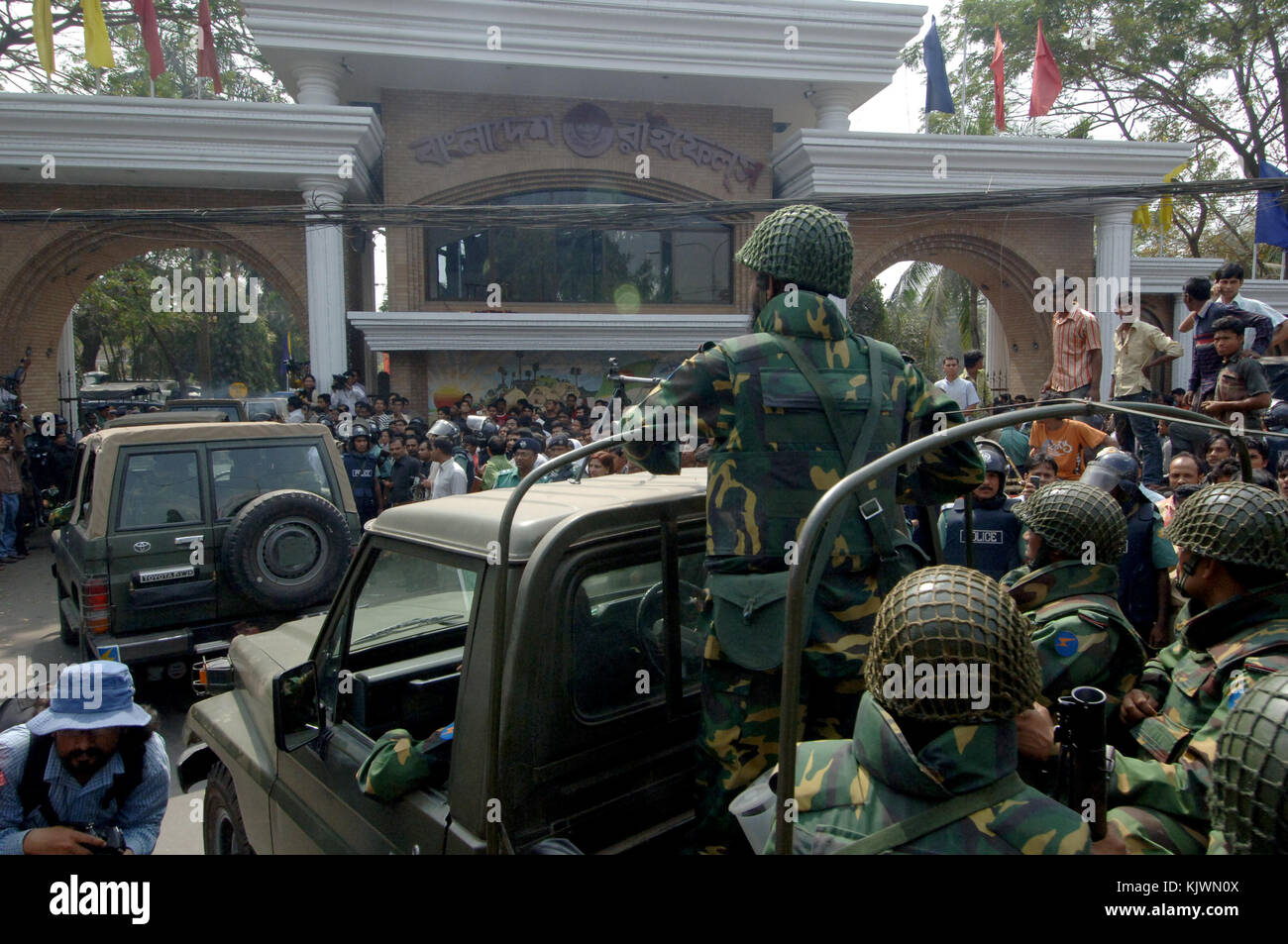 Dacca in Bangladesh- febbraio 27, 2009: Bangladesh army saldature stand su un veicolo anteriore bdr sede a Dacca in Bangladesh. mutinous banglades Foto Stock