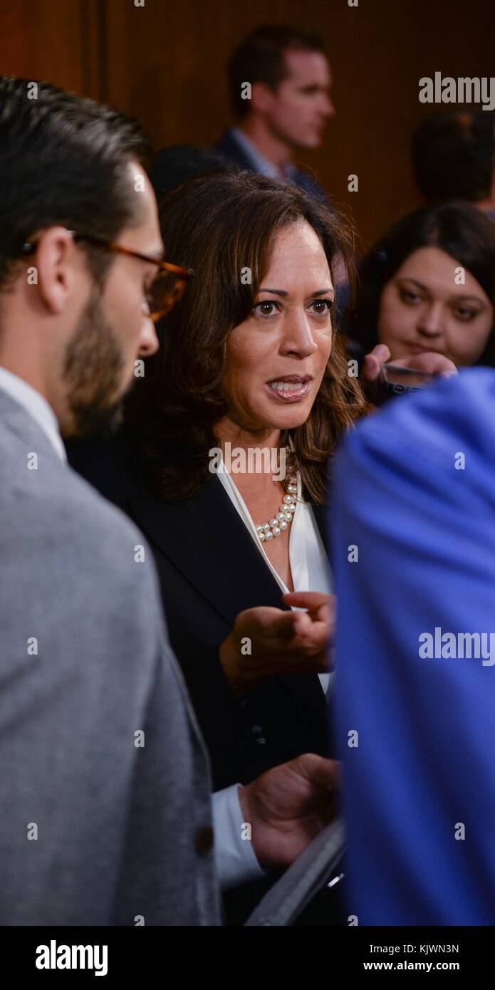 Il senatore della California degli Stati Uniti Kamala Harris parla ai media durante la presentazione del Democratic Medicare for All legislative a Capital Hill il 13 settembre 2017 a Washington, DC. (Foto del Senato degli Stati Uniti foto via Planetpix) Foto Stock