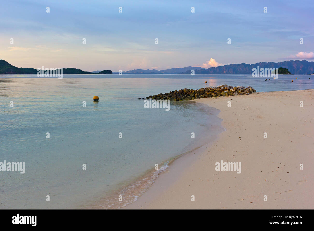 Paradiso tropicale isola, coron island, palawan provincia, Filippine. tranquillo paesaggio della laguna con spiaggia di sabbia e le montagne sullo sfondo sull orizzonte a Foto Stock