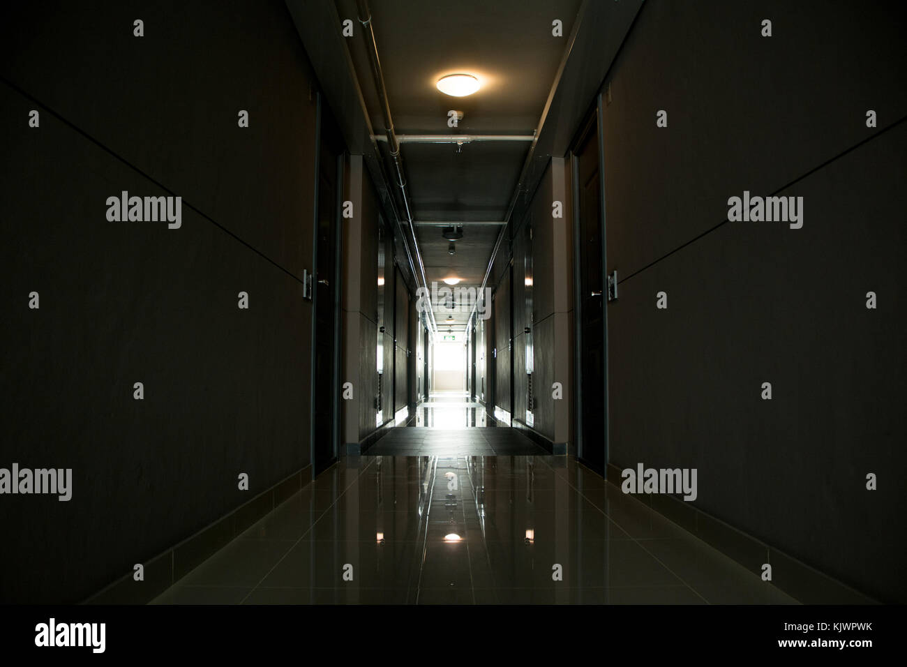 Lungo corridoio in un moderno edificio, luce alla fine Foto Stock