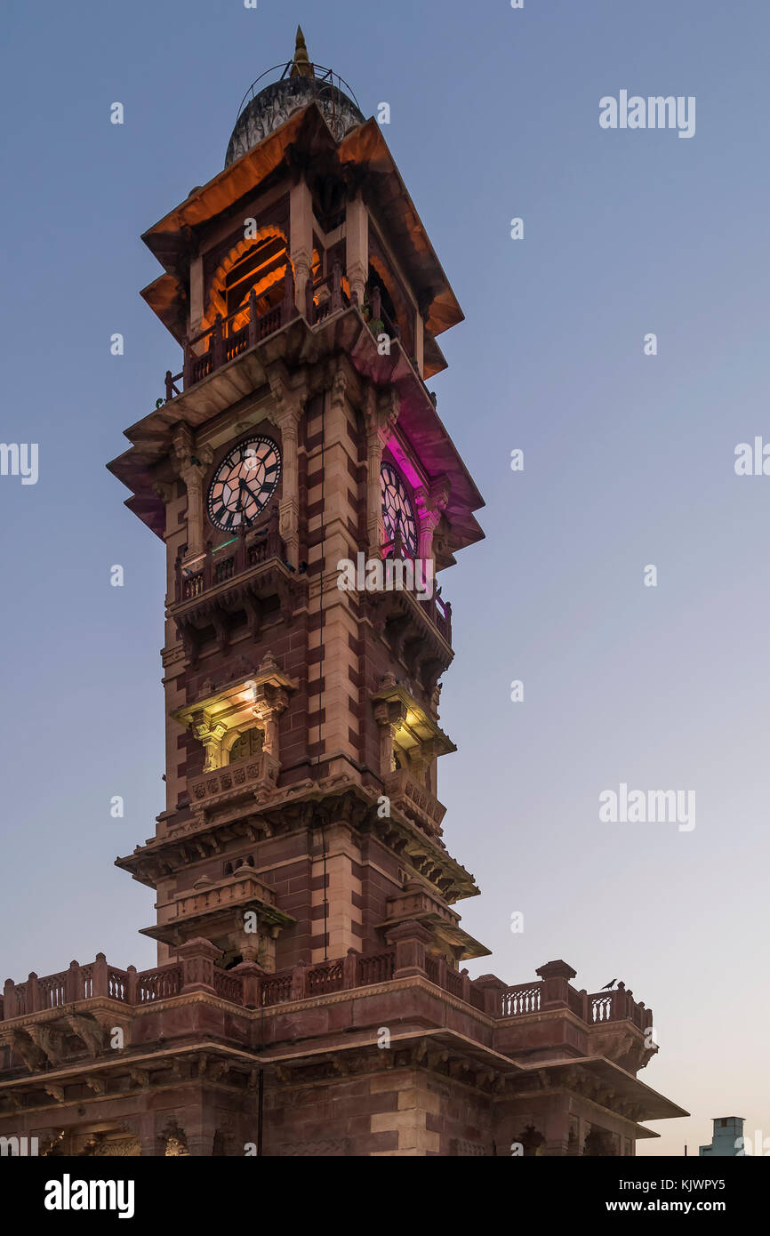 "Ghanta ghar', conosciuta anche come la torre dell orologio del Rajasthan, nella città indiana di Jodhpur, nella luce della sera Foto Stock
