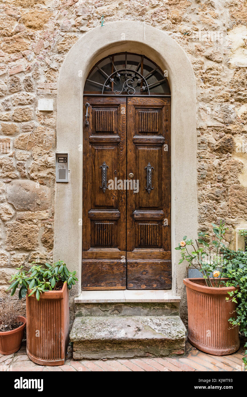 Le porte in legno massiccio tipico del sud dell'Italia. porta di legno  insieme in un vecchio muro di pietra. vecchie porte vintage Foto stock -  Alamy