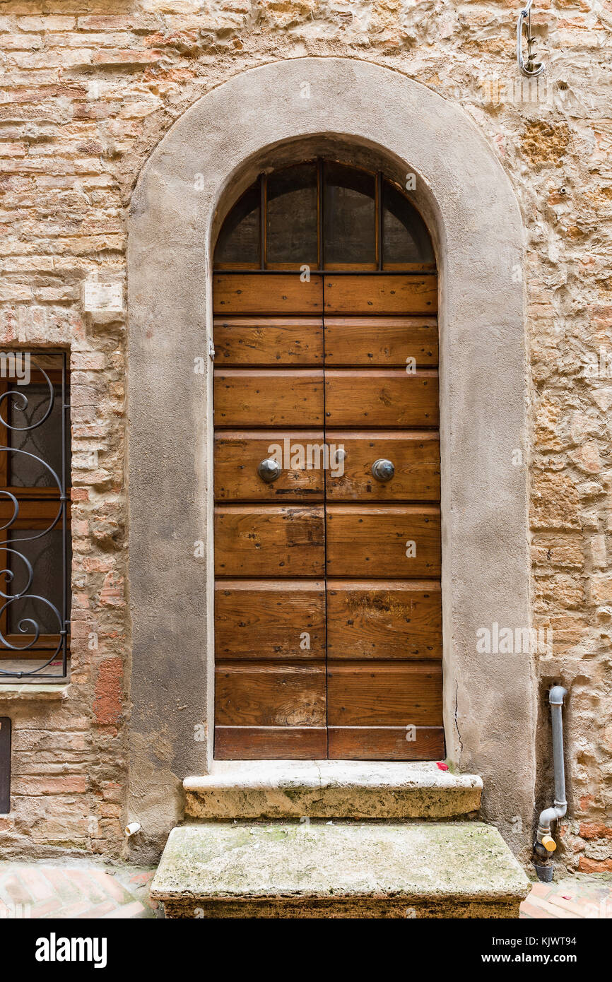 Le porte in legno massiccio tipico del sud dell'Italia. Porta di legno  insieme in un vecchio muro di pietra. Vecchie porte vintage Foto stock -  Alamy