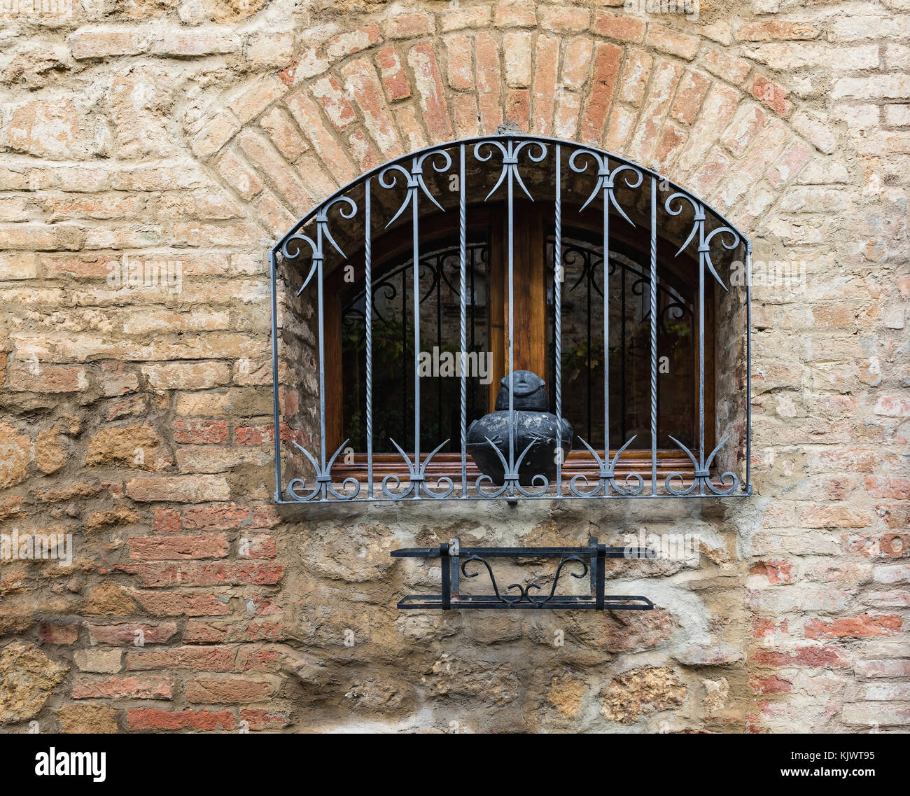 Dettaglio della costruzione e nero metallico decorativo finestra di ringhiera in Pienza, Italia Foto Stock