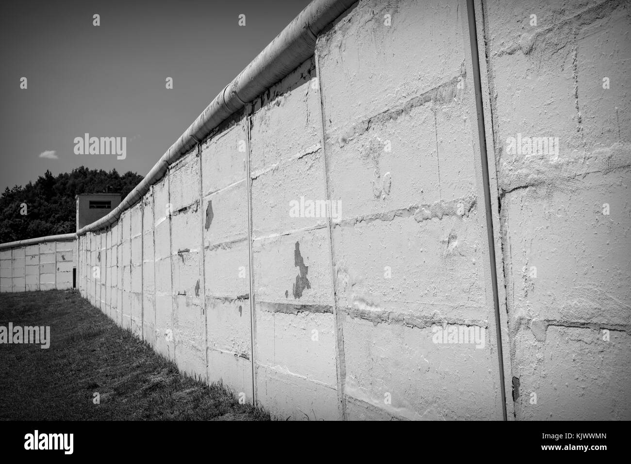 Nel 1989 la rivoluzione pacifica ha strappato il muro. Prima del 9 novembre 1989 la cortina di ferro era una zona di morte in Germania: 245 persone, che volevano fuggire dalla Germania orientale, furono uccise nel tentativo di attraversare questo confine disumano. MoedLareuth, un piccolo villaggio, è stato seperato da questo muro in una parte occidentale e orientale come a Berlino. Per questo motivo si chiamava piccola Berlino. La foto è scattata nel Museo tedesco-tedesco di MoedLareuth. Foto Stock