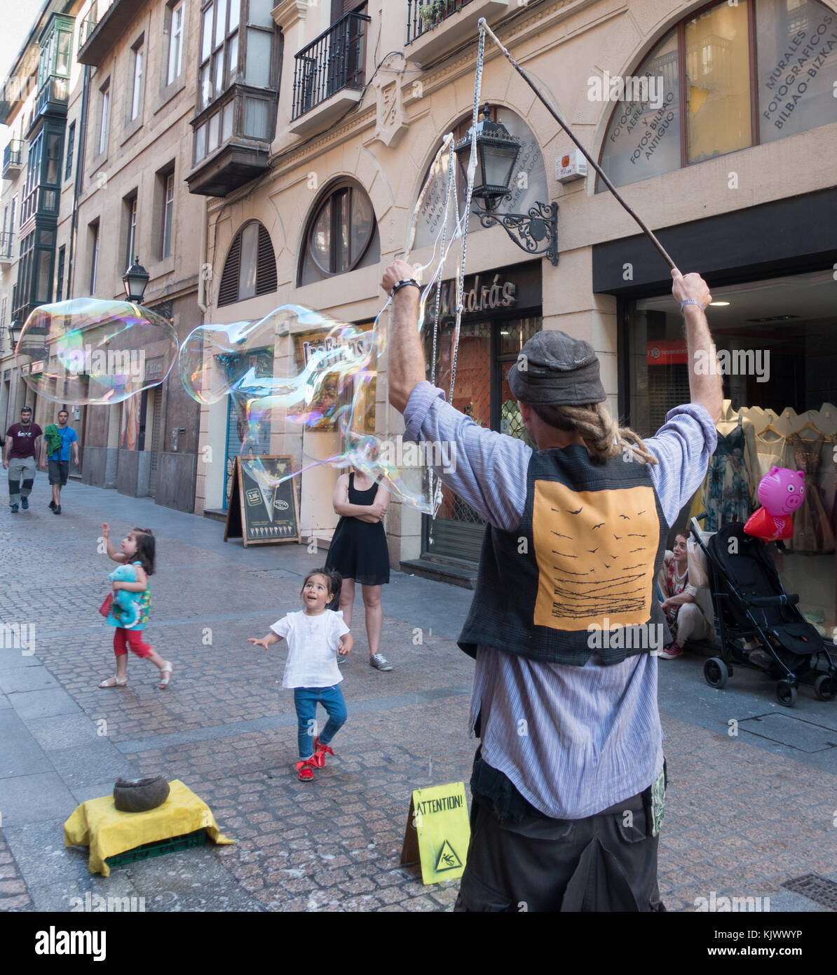 Bubble man street performer intrattenere i bambini a Bilbao Spagna Foto Stock