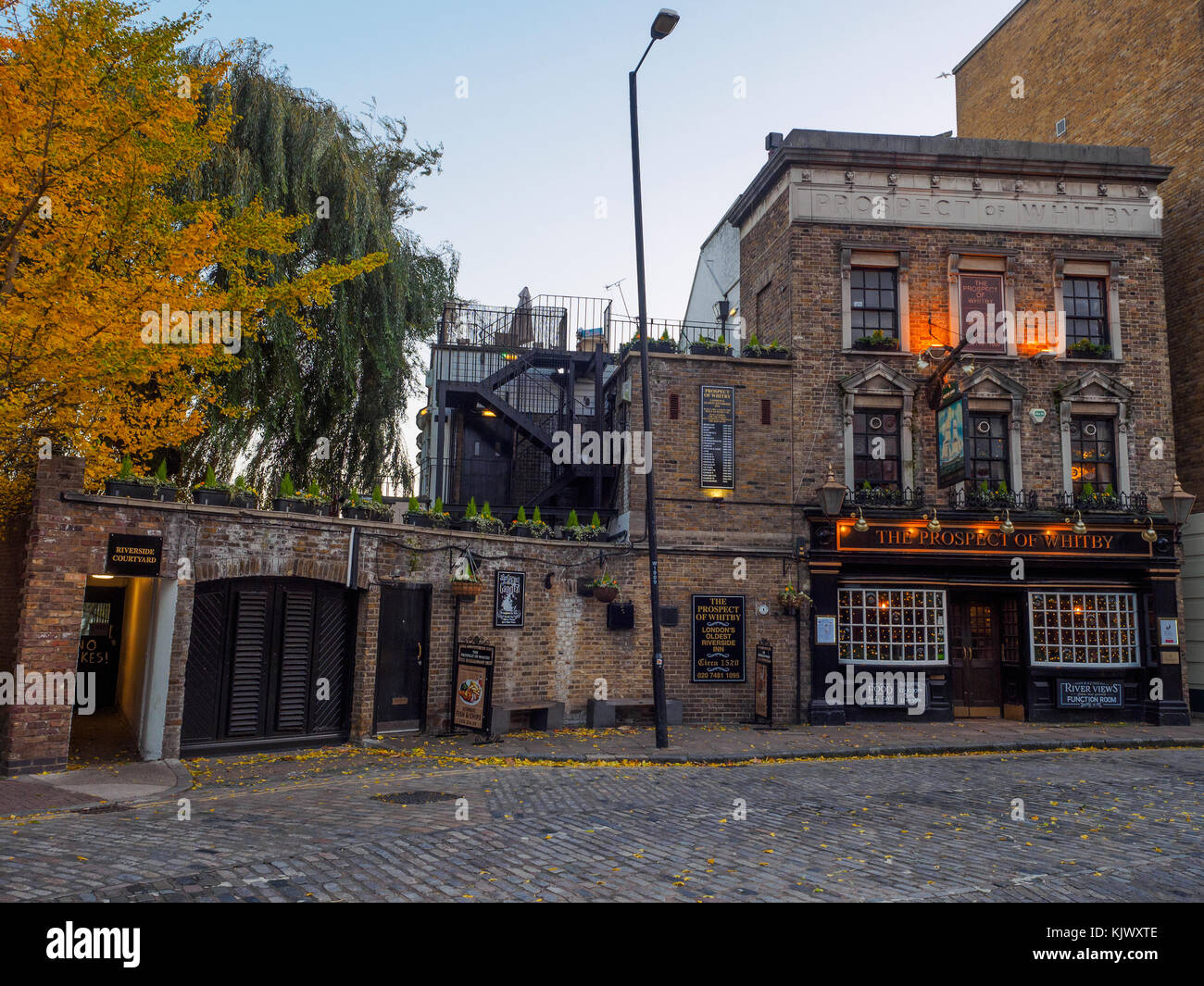 La prospettiva di Whitby è la più antica taverna sul fiume, risalente intorno al 1520 - Londra, Inghilterra Foto Stock