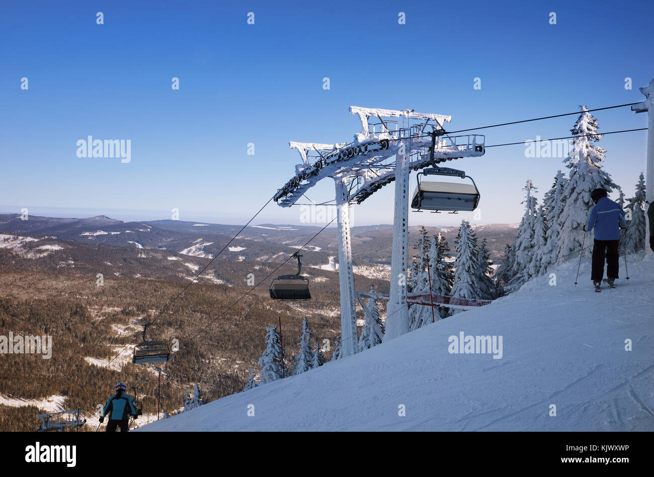 Mountain ski resort, la vista dalla cima delle piste della valle. sciatori su una pendenza ripida. Il montante per lo ski lift. sport d'inverno. Foto Stock