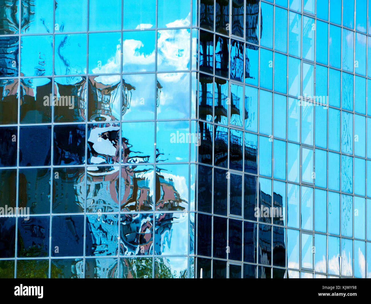Riflessione sulla Exchange Tower all'interno di Harbour Exchange Square - Londra, Inghilterra Foto Stock