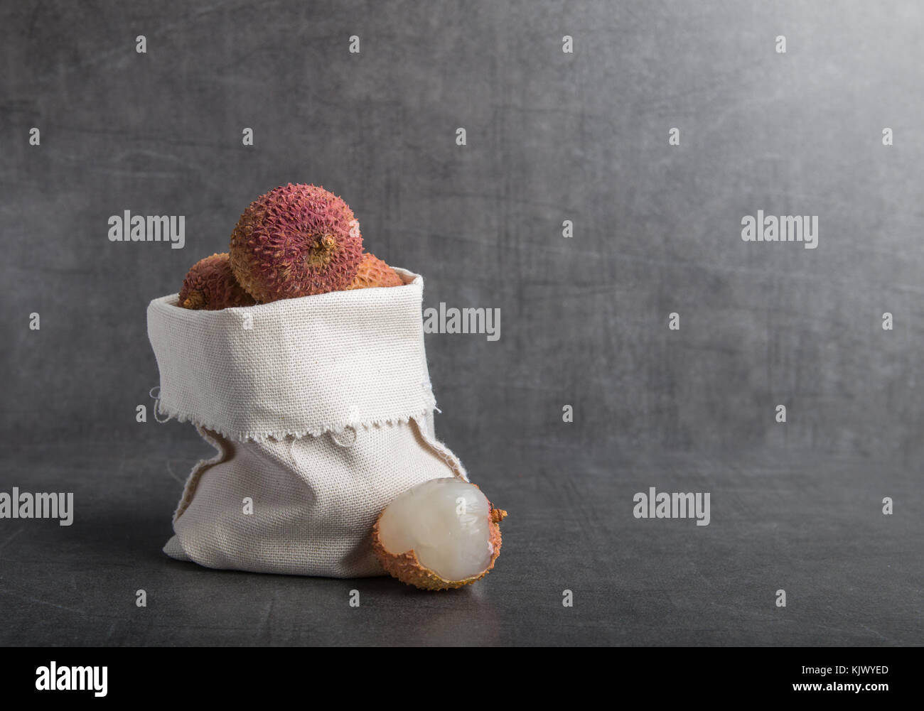 Litchi frutto su una pietra grigia sullo sfondo Foto Stock