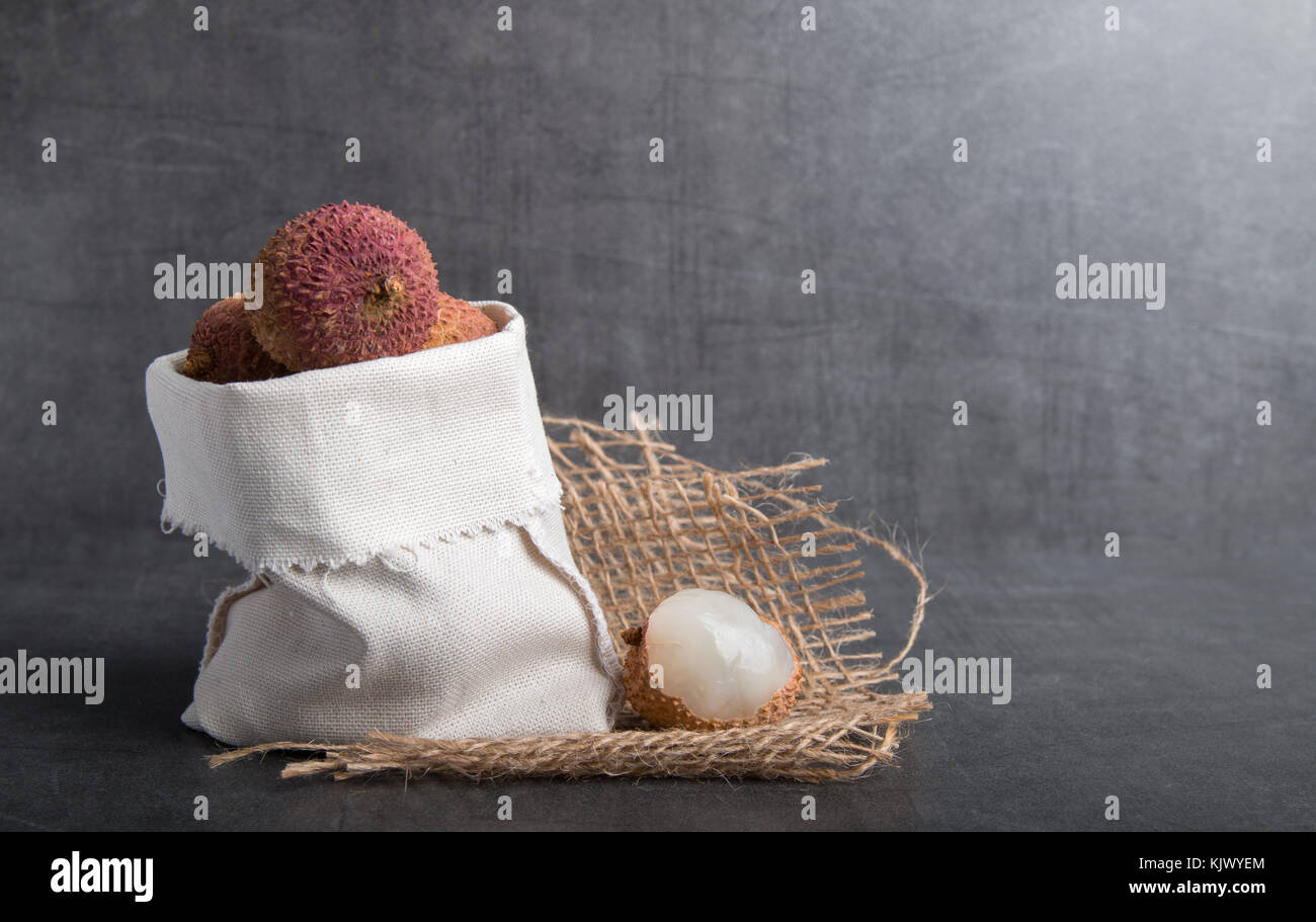 Litchi frutto su una pietra grigia sullo sfondo Foto Stock