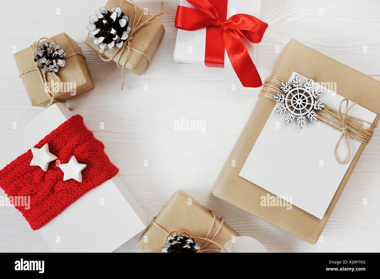 Mockup Natale sfondo rosso di doni con posto per il vostro testo. flat laico, top view photo mock up Foto Stock