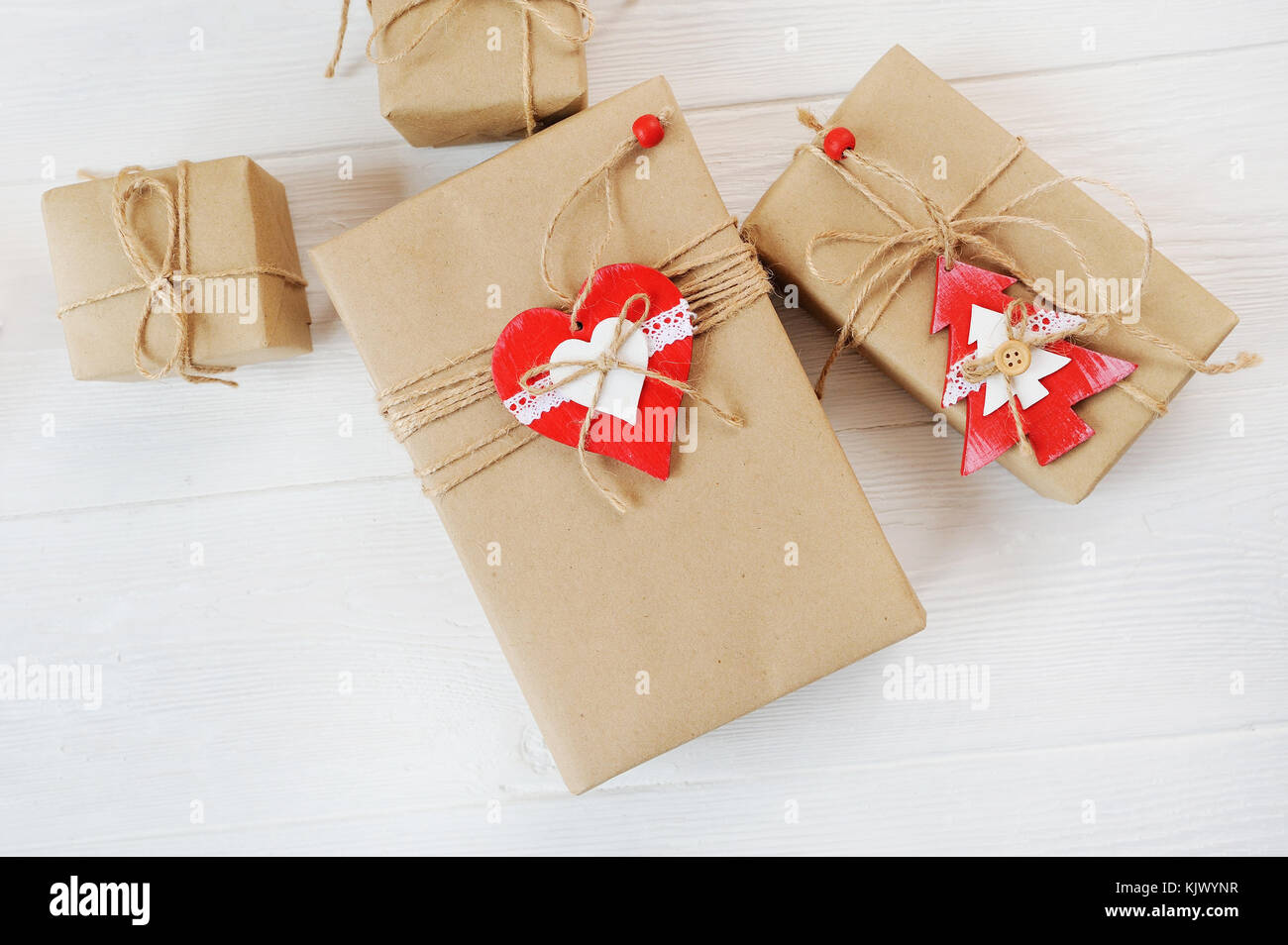 Mockup sfondo di Natale di doni con una struttura ad albero rosso e cuore. flat laico, top view photo mock up Foto Stock