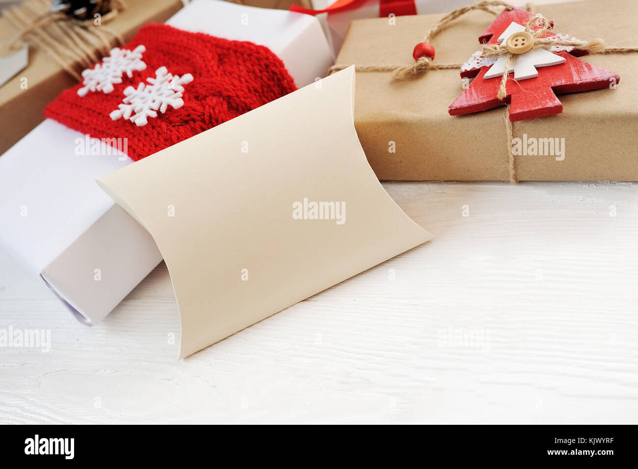 Mockup vacanze di Natale la composizione su bianco sullo sfondo di legno con decorazione per albero di natale e copiare lo spazio per il tuo testo Foto Stock