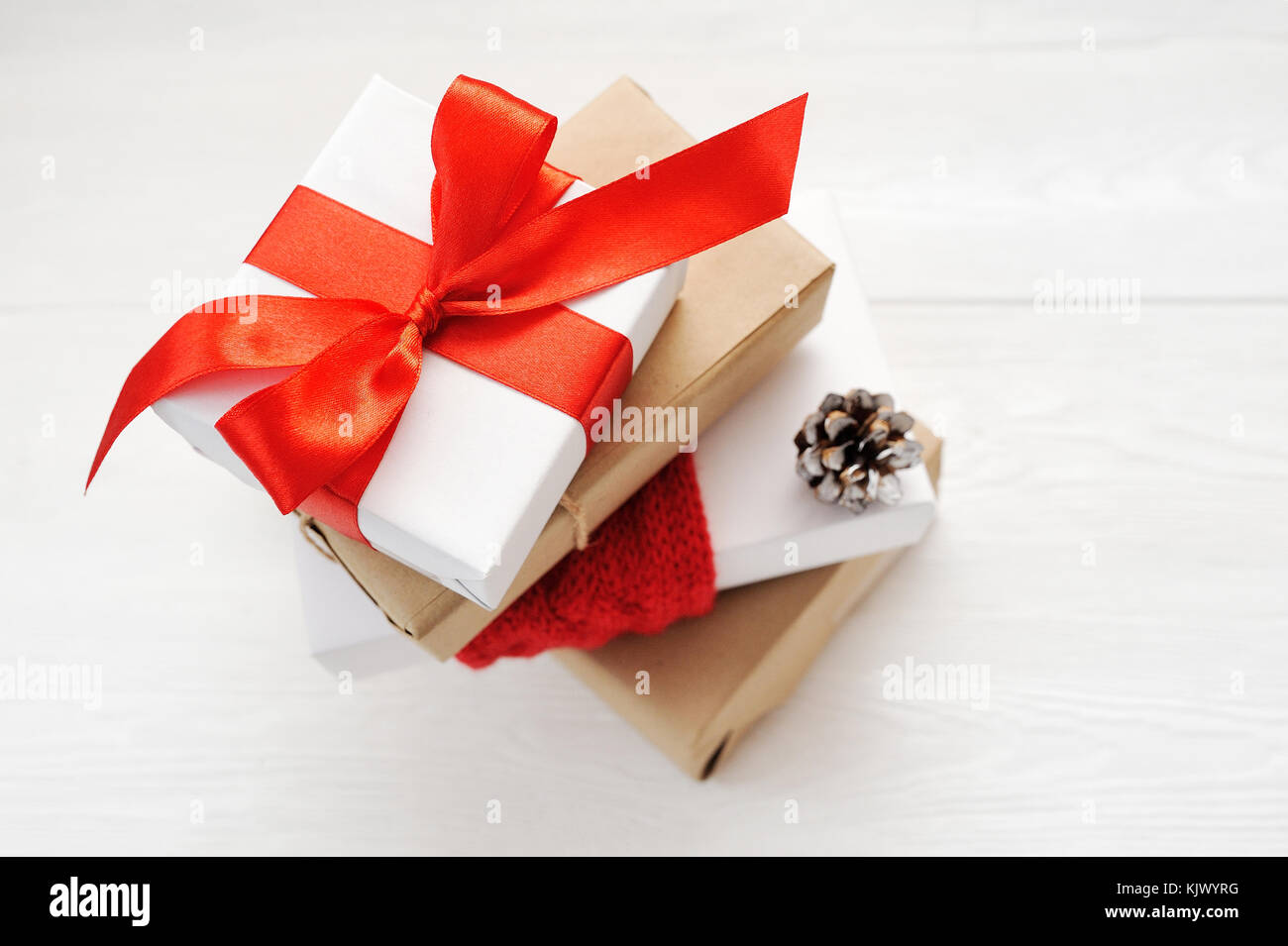 Mockup regalo di Natale scatola su sfondo di legno con i fiocchi di neve, biglietto di auguri buon Natale e felice anno nuovo Foto Stock