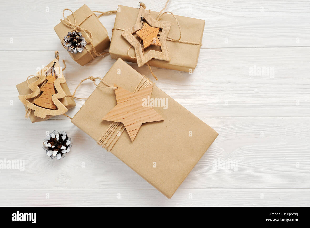 Mockup Natale regalo scatole con tag e il luogo per il testo su un bianco sullo sfondo di legno. flat laico, top view photo mock up Foto Stock