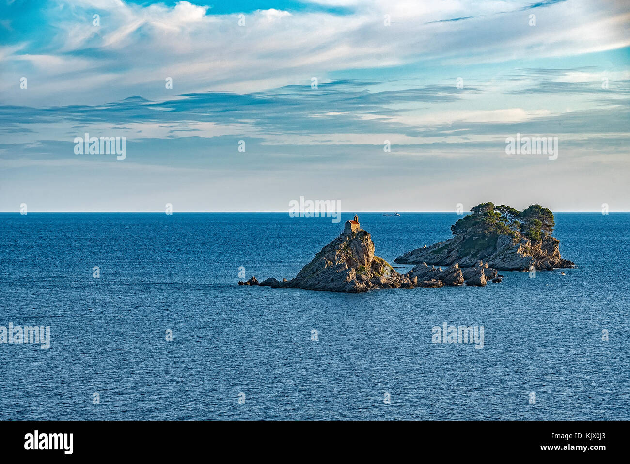 Petrovac, isole katic e sveta nedjelja nel mare adriatico, Montenegro. Foto Stock