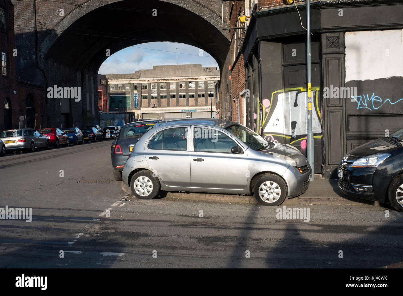 Sovraffollato parcheggio nelle strade di Birmingham, Regno Unito Foto Stock