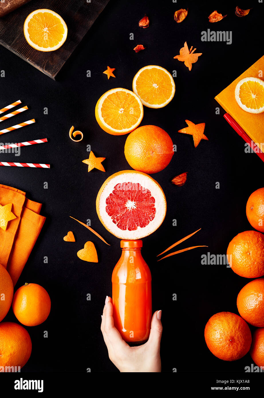 Detox fresco succo di arance, pompelmo e limone su sfondo nero flay lay Foto Stock