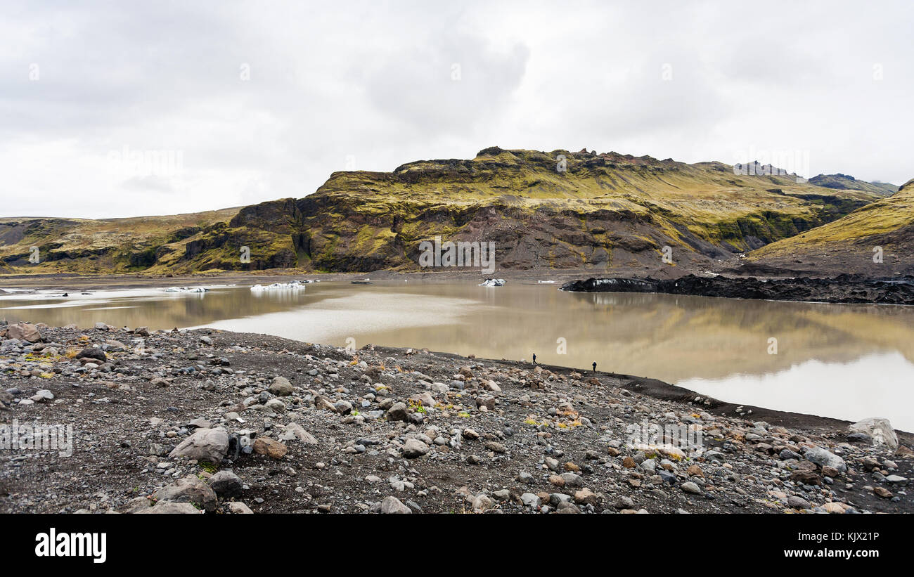 Viaggio in Islanda - sentiero a piedi dal ghiacciaio solheimajokull (sud lingua glaciale di myrdalsjokull tappo di ghiaccio) in katla geoparco su atlanti islandese Foto Stock