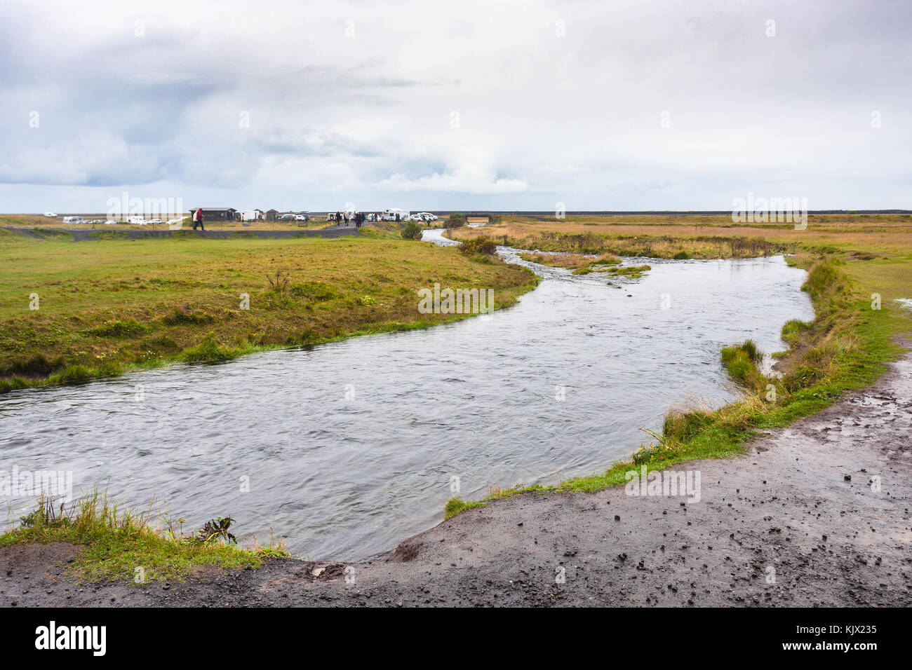 Viaggio in Islanda - bagnare le rive del fiume seljalands vicino a cascata seljalandsfoss in katla geoparco in Atlantico islandese costa sud nel mese di settembre Foto Stock