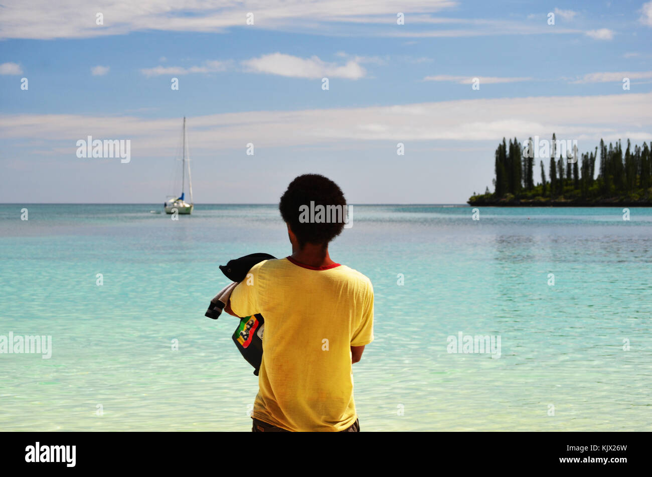 Uomo che guarda al mare. Presa sull'Isola di Pines, nuova Caledonia Foto Stock