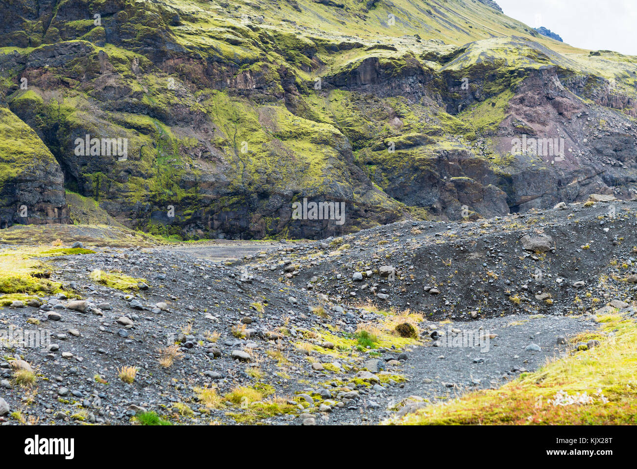 Viaggio in Islanda - montagna vulcanica pendio vicino ghiacciaio solheimajokull (sud lingua glaciale di myrdalsjokull tappo di ghiaccio) in katla geoparco in islandese Foto Stock