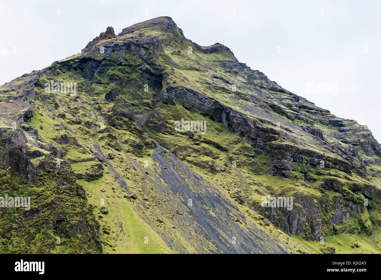 Viaggio in Islanda - pendenza delle montagne vulcaniche vicino skogafoss cascata in katla geoparco in Atlantico islandese costa sud nel mese di settembre Foto Stock