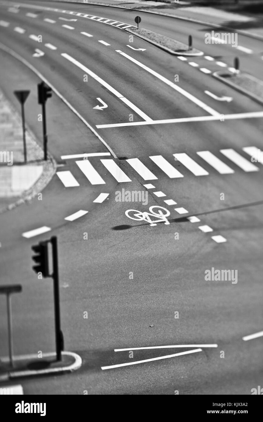 Vista di una strada trasversale in una città in Danimarca, biker shot con un tild e lente del cambio Foto Stock