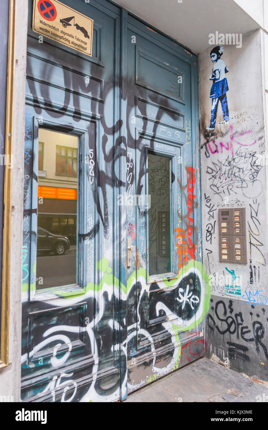 Graffiti urbani comuni su un ingresso casa nel quartiere di Berlino Kreuzberg, Oranienstraße, Berlino, Germania Foto Stock