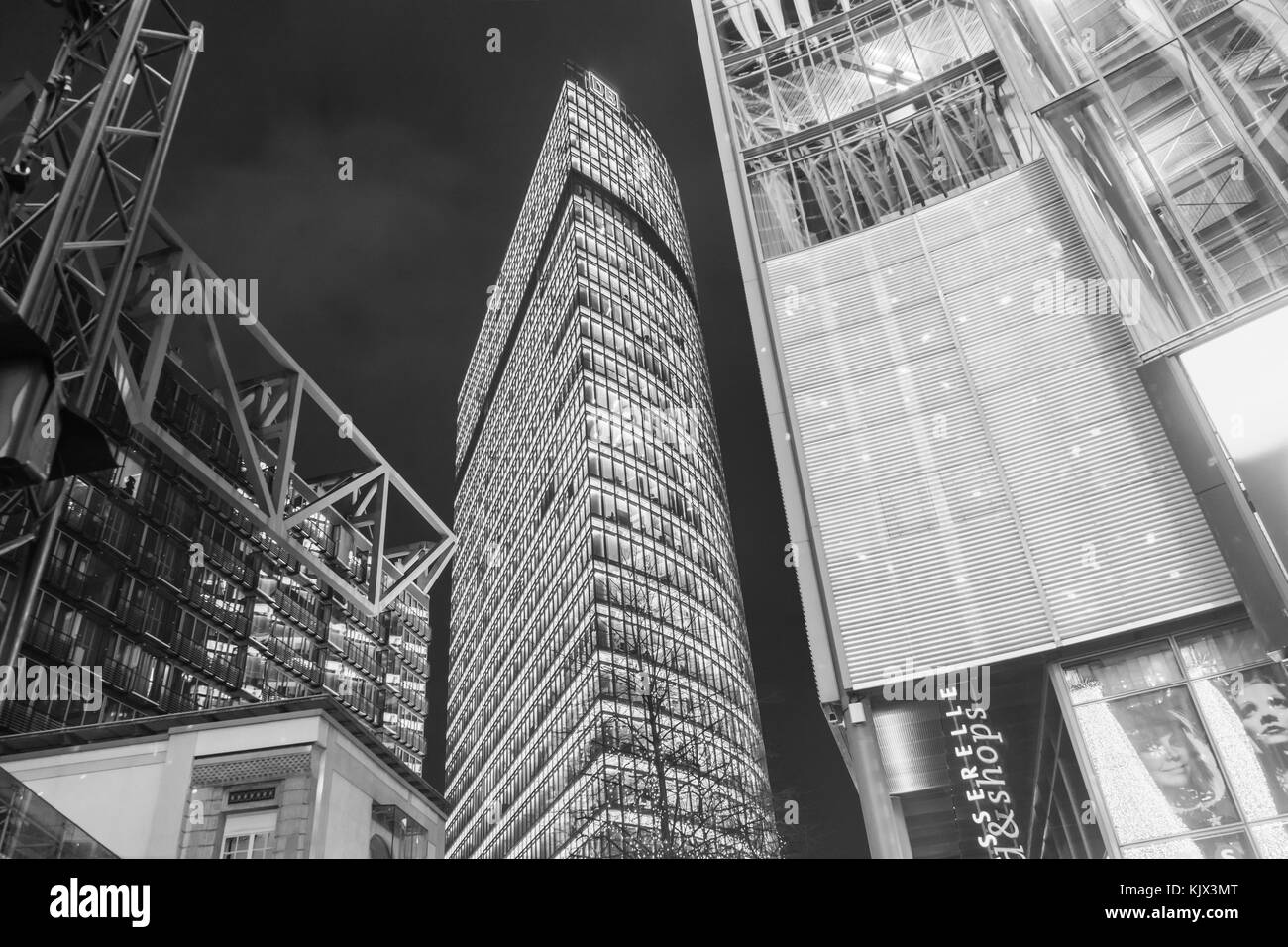 In bianco e nero della Bahn Torre (Bahntower) di Potsdamer Platz durante le ore notturne a Berlino come si vede dalla Sony Center 2017, Berlino, Germania Foto Stock