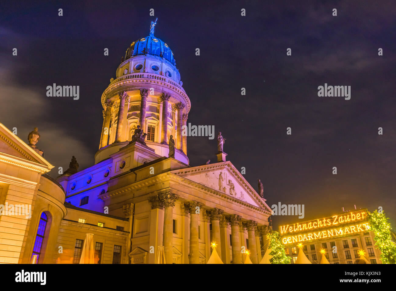 Vista sul mercato di Natale 'Weihnachtszauber Gendarmenmarkt' con la cattedrale francese (Französischer Dom) in background, Berlino, Tedesco Foto Stock