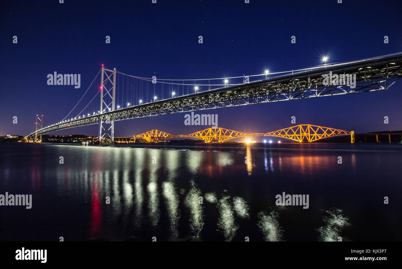 Lunga Exp del mondo famoso Forth Road Bridge,con il ponte ferroviario in background,inizio sera,presi da Edinburgh.fantastica riflessioni qui. Foto Stock