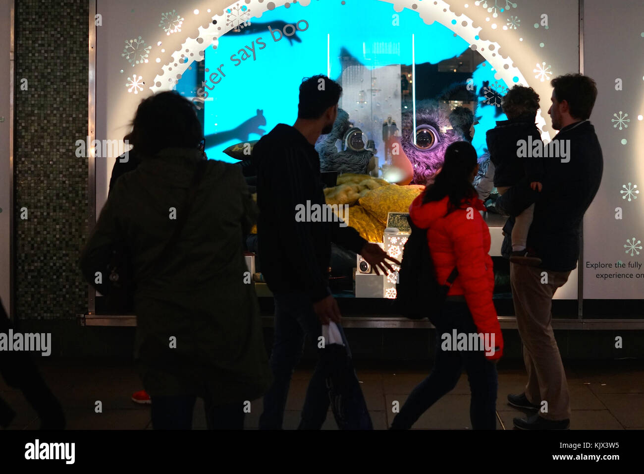 Gli amanti dello shopping e John Lewis Natale vetrina Oxford Street, London, Regno Unito Foto Stock